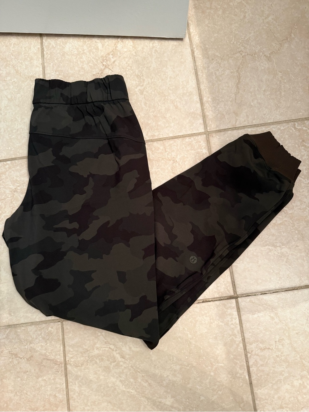 Lululemon On the Fly Jogger 28” (Heritage 365 Camo Dark Olive)